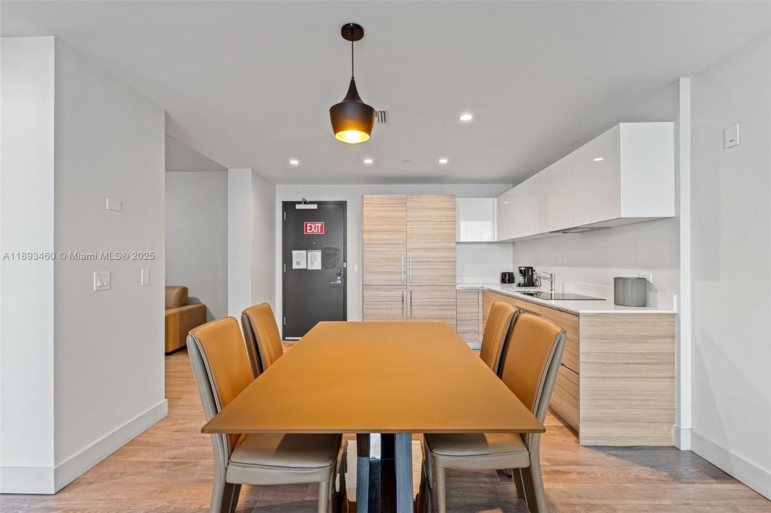 合同活跃: $484,900 (2 贝兹, 1 浴室, 822 平方英尺)