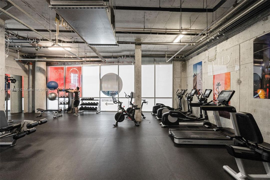 合同活跃: $484,900 (2 贝兹, 1 浴室, 822 平方英尺)