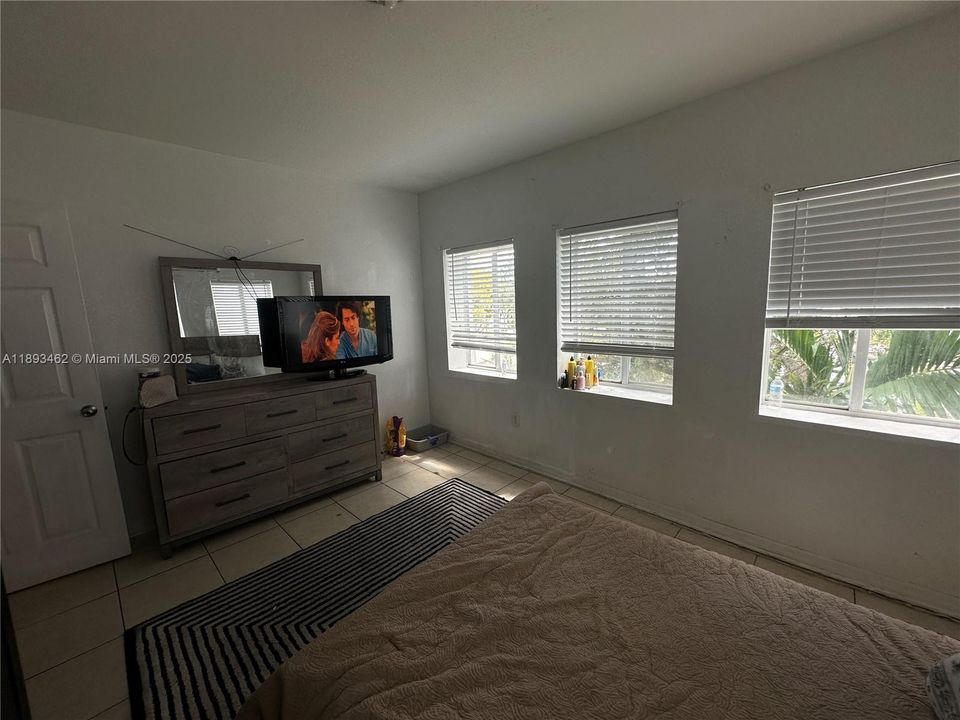 最近售出: $115,000 (2 贝兹, 1 浴室, 615 平方英尺)