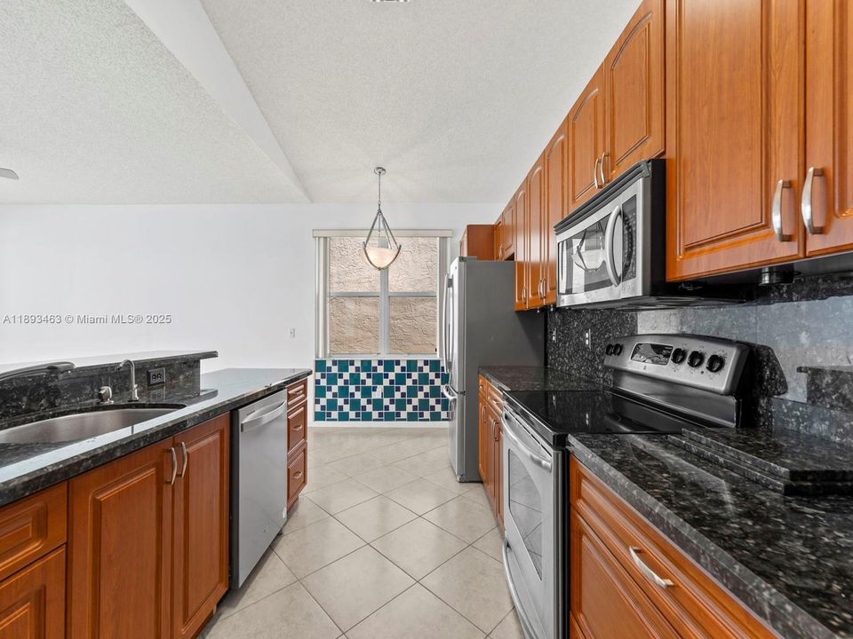 合同活跃: $545,000 (3 贝兹, 2 浴室, 1778 平方英尺)