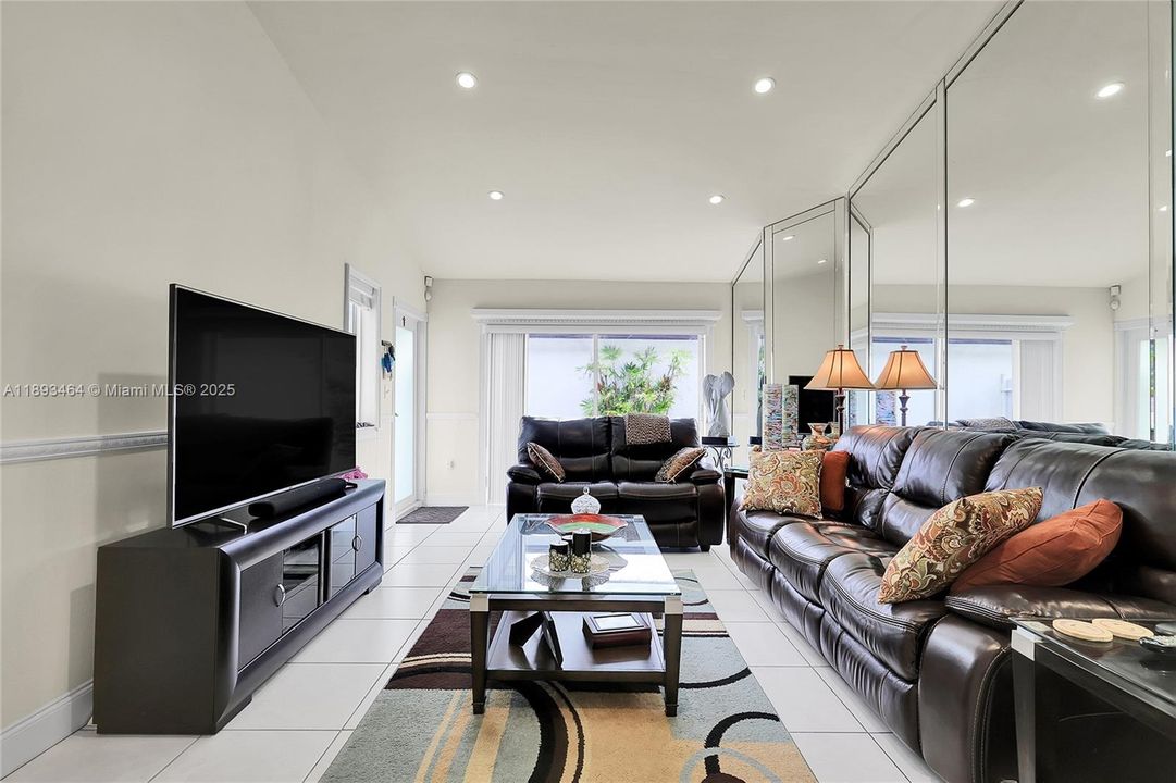 For Sale: $529,000 (3 beds, 2 baths, 1249 Square Feet)