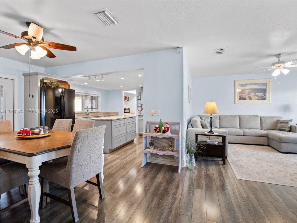 待售: $537,500 (4 贝兹, 4 浴室, 2800 平方英尺)