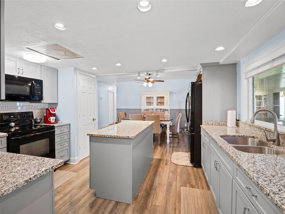 待售: $537,500 (4 贝兹, 4 浴室, 2800 平方英尺)