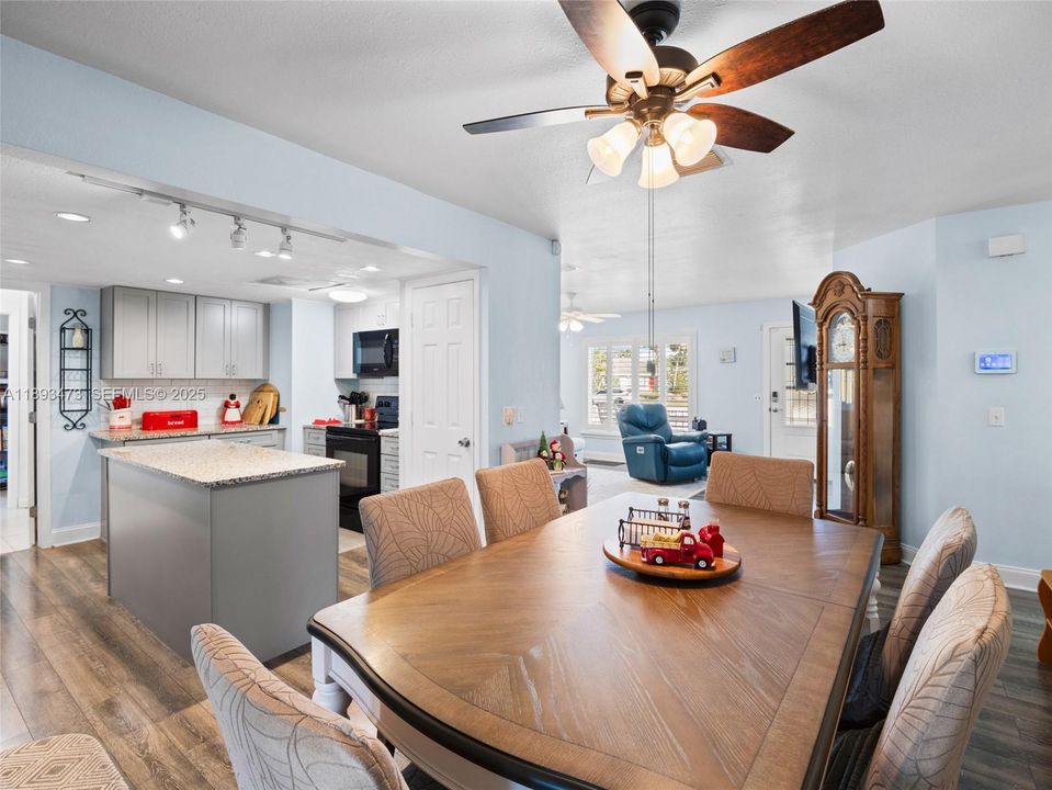 待售: $537,500 (4 贝兹, 4 浴室, 2800 平方英尺)