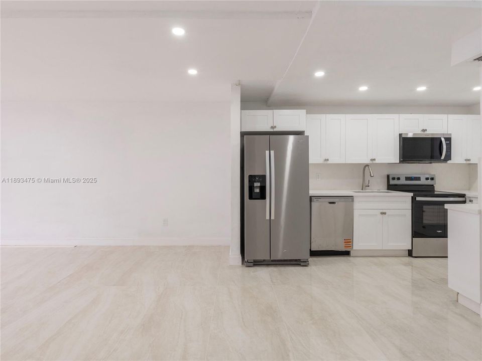 Под контрактом: $2,000 (2 спален, 2 ванн, 1100 Квадратных фут)