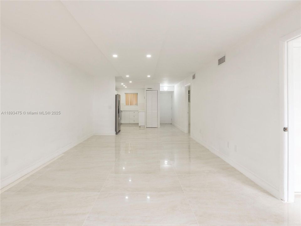 Под контрактом: $2,000 (2 спален, 2 ванн, 1100 Квадратных фут)