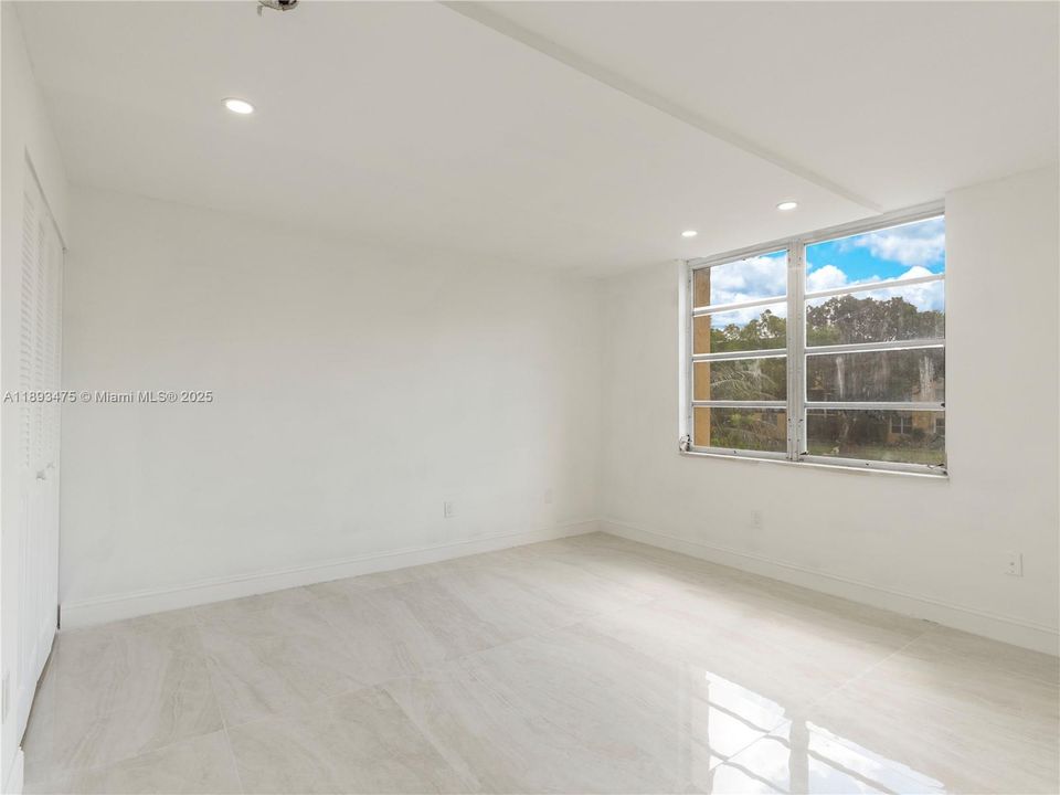 Под контрактом: $2,000 (2 спален, 2 ванн, 1100 Квадратных фут)