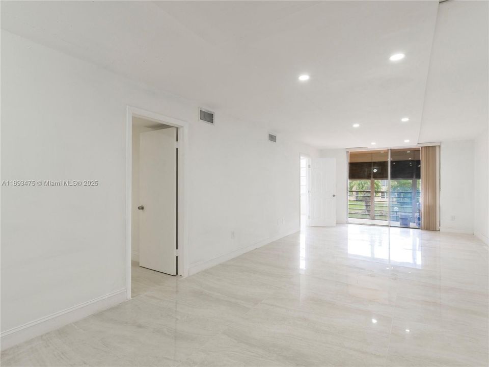 Под контрактом: $2,000 (2 спален, 2 ванн, 1100 Квадратных фут)