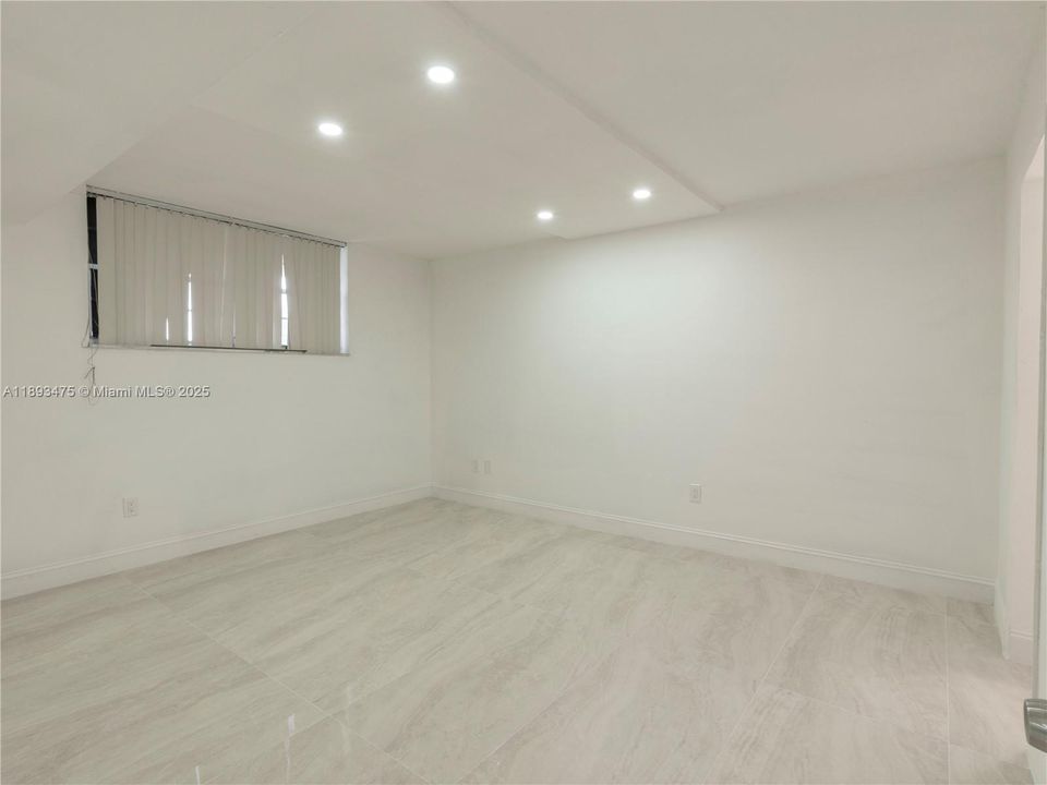 Под контрактом: $2,000 (2 спален, 2 ванн, 1100 Квадратных фут)