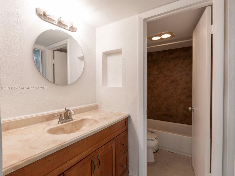 Под контрактом: $2,000 (2 спален, 2 ванн, 1100 Квадратных фут)