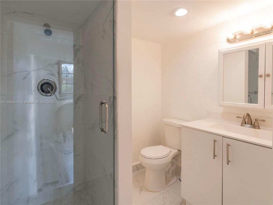 Под контрактом: $2,000 (2 спален, 2 ванн, 1100 Квадратных фут)