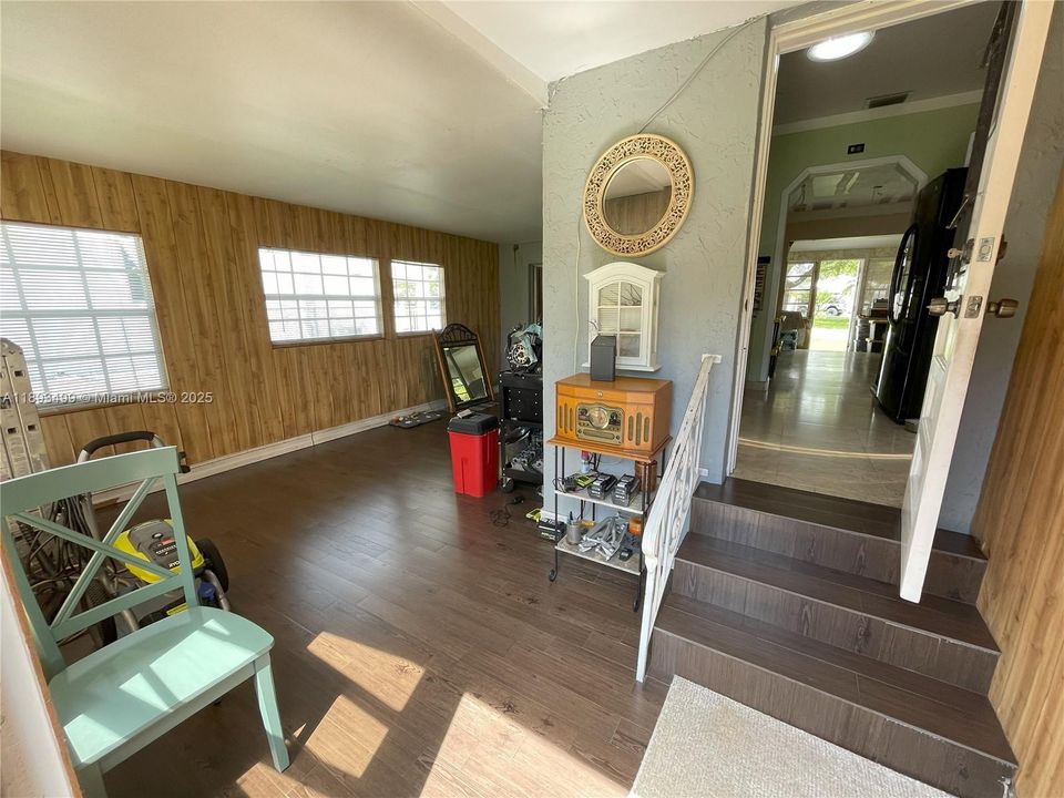 合同活跃: $420,000 (2 贝兹, 1 浴室, 1220 平方英尺)