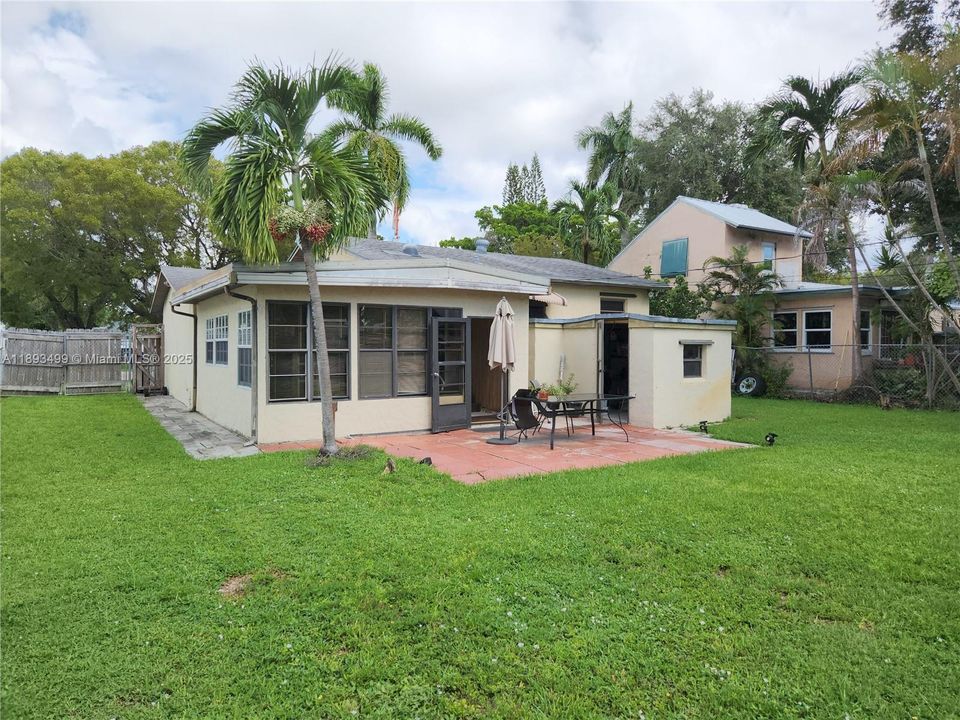 合同活跃: $420,000 (2 贝兹, 1 浴室, 1220 平方英尺)