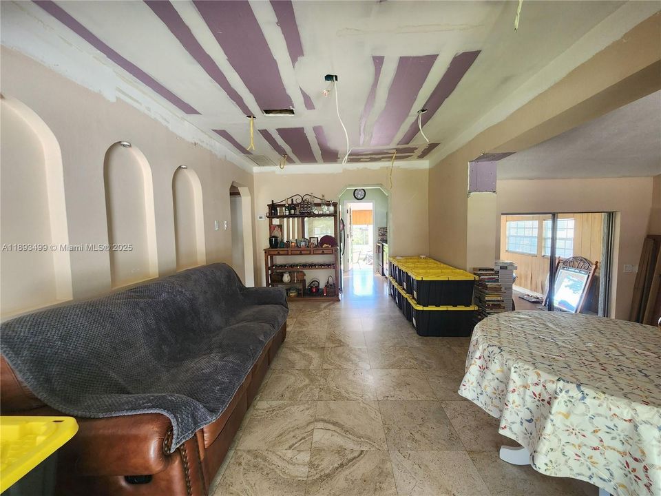 合同活跃: $420,000 (2 贝兹, 1 浴室, 1220 平方英尺)