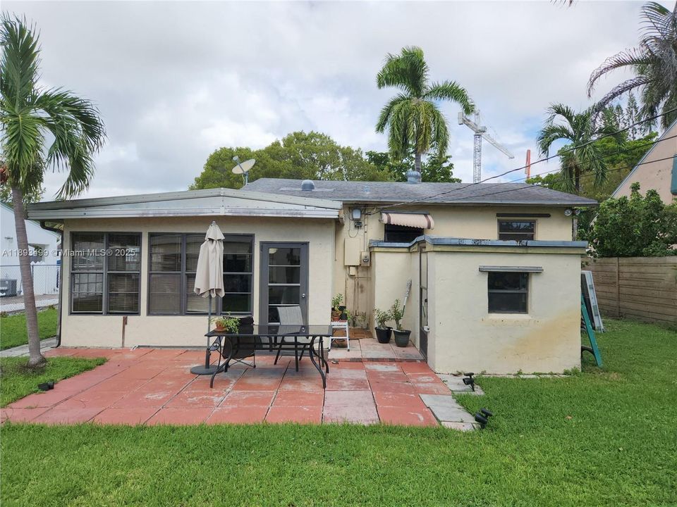 合同活跃: $420,000 (2 贝兹, 1 浴室, 1220 平方英尺)