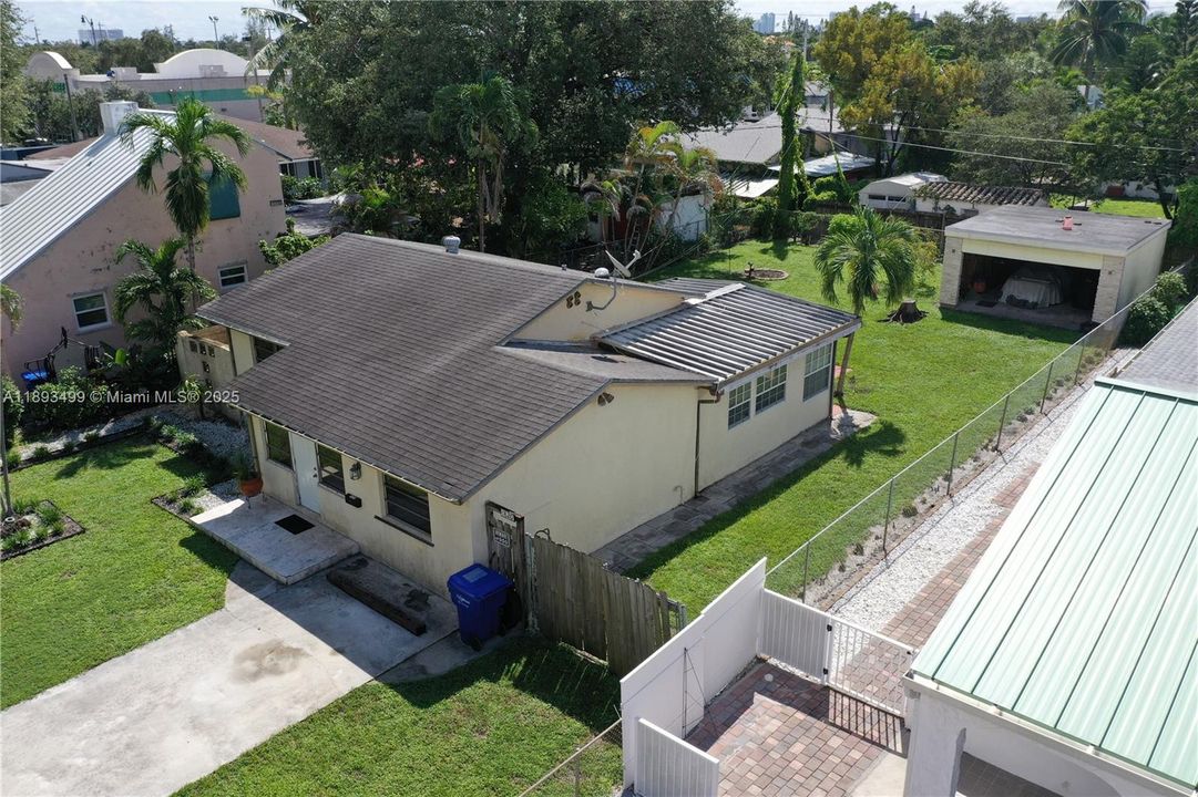 合同活跃: $420,000 (2 贝兹, 1 浴室, 1220 平方英尺)