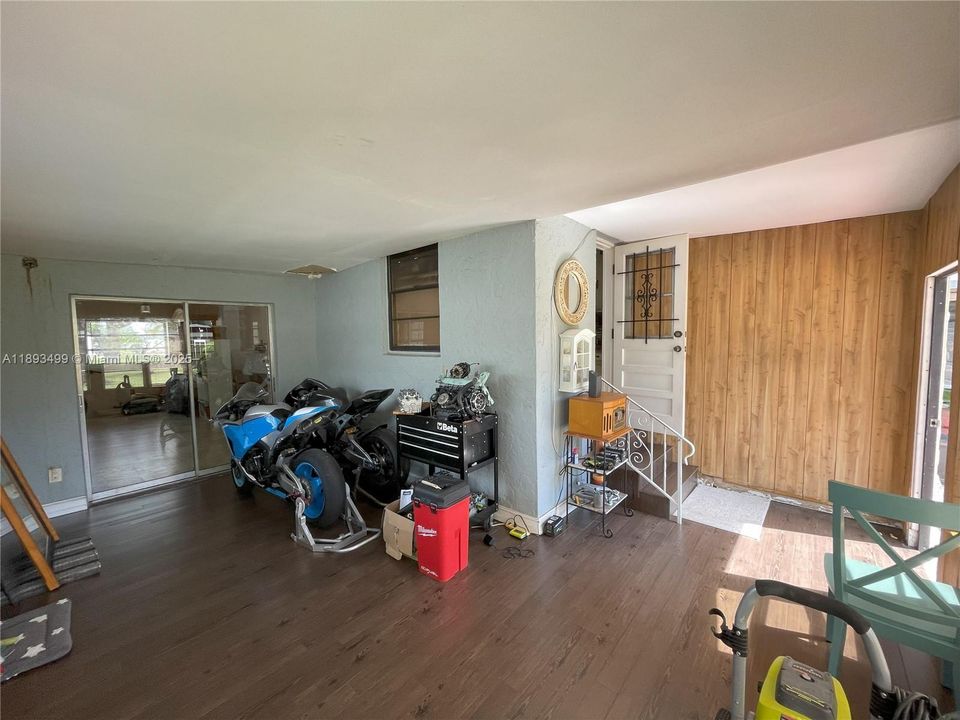 合同活跃: $420,000 (2 贝兹, 1 浴室, 1220 平方英尺)