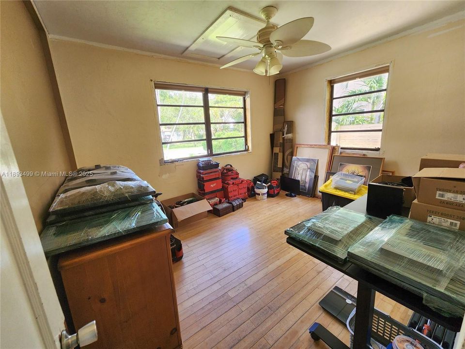 合同活跃: $420,000 (2 贝兹, 1 浴室, 1220 平方英尺)