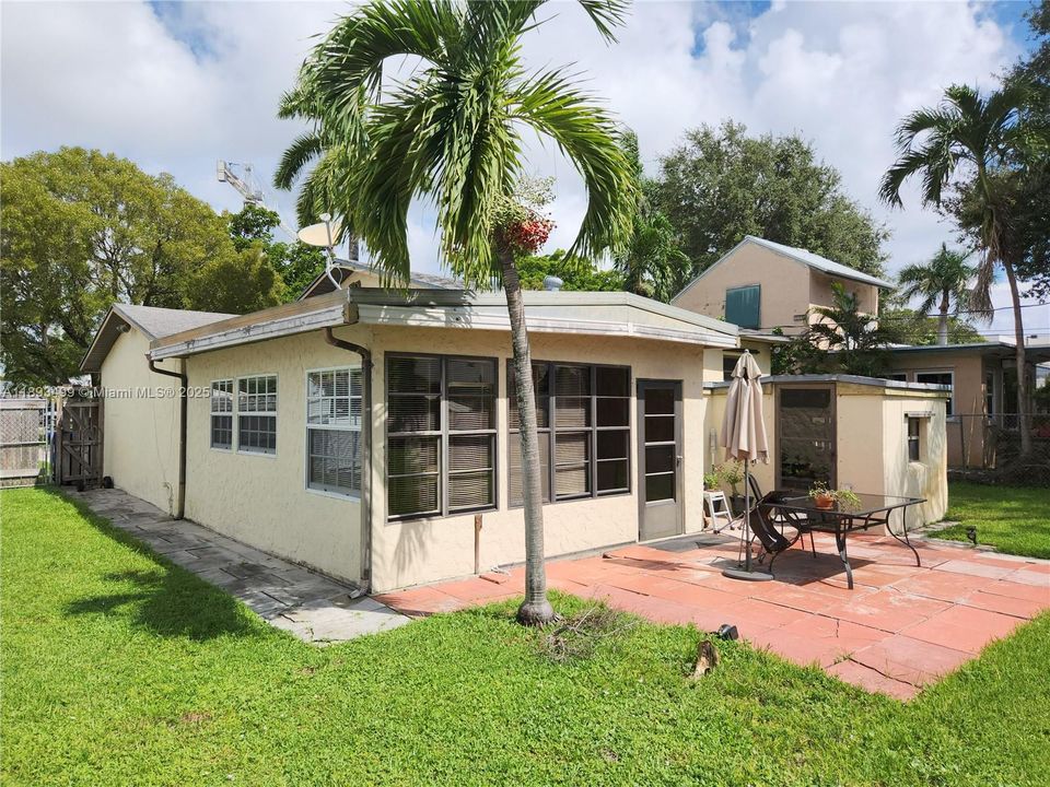 合同活跃: $420,000 (2 贝兹, 1 浴室, 1220 平方英尺)