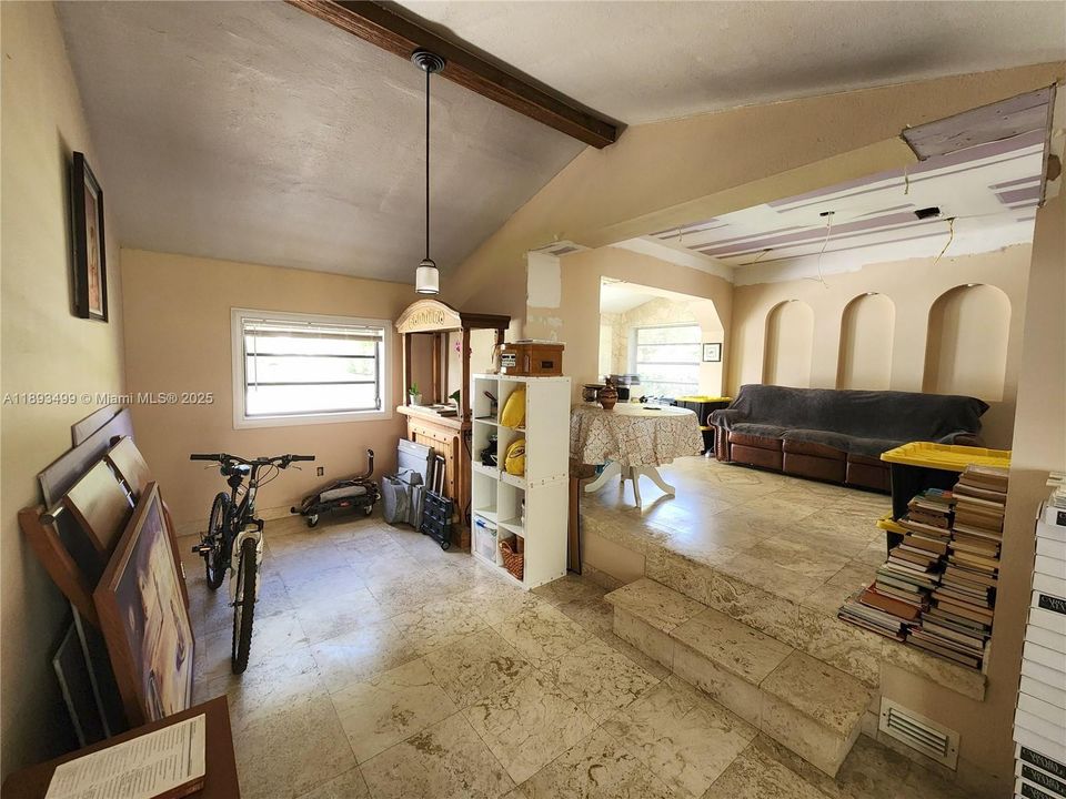 合同活跃: $420,000 (2 贝兹, 1 浴室, 1220 平方英尺)