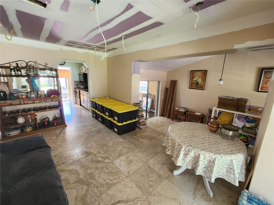 合同活跃: $420,000 (2 贝兹, 1 浴室, 1220 平方英尺)