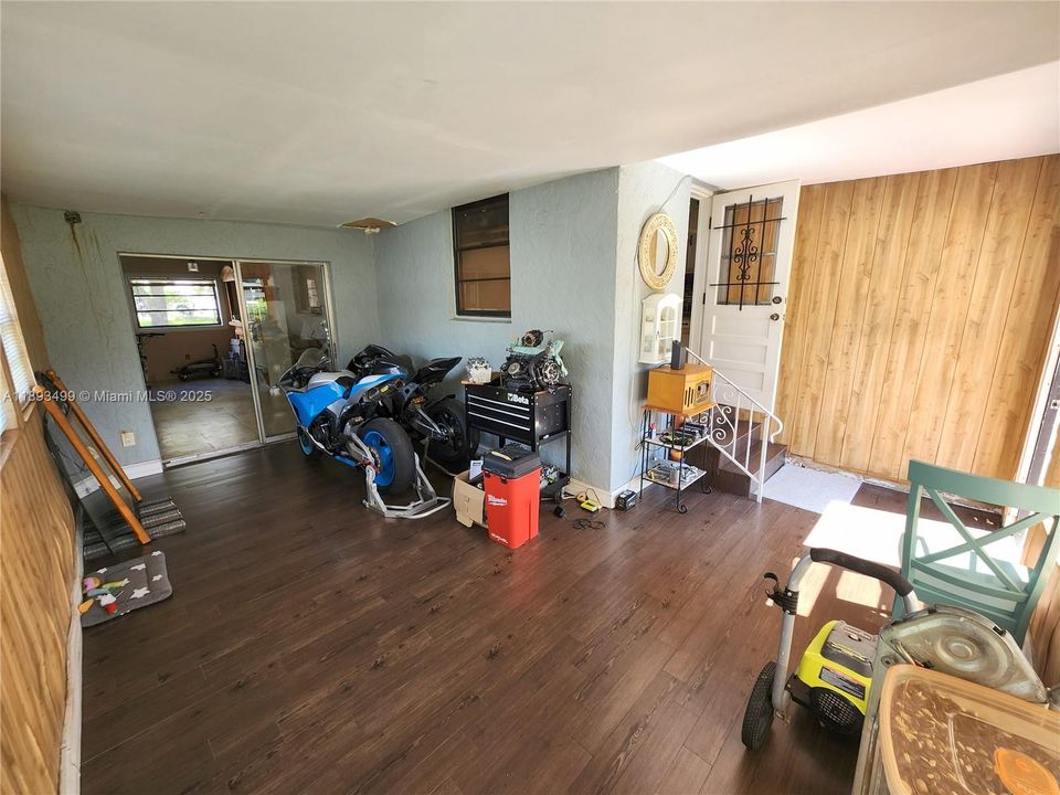 合同活跃: $420,000 (2 贝兹, 1 浴室, 1220 平方英尺)