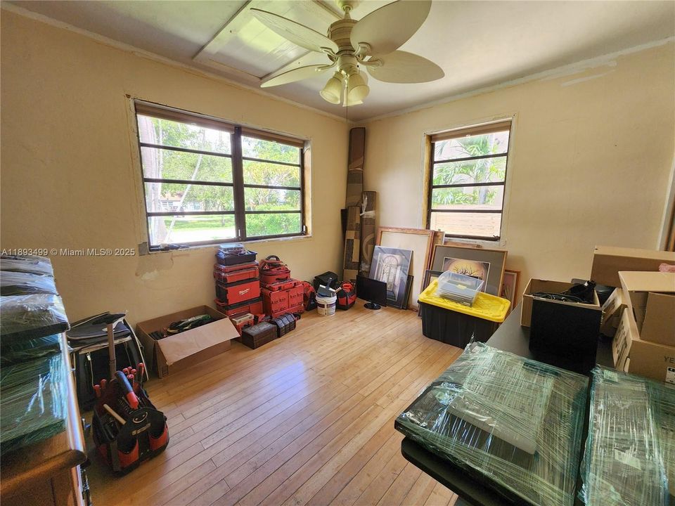 合同活跃: $420,000 (2 贝兹, 1 浴室, 1220 平方英尺)