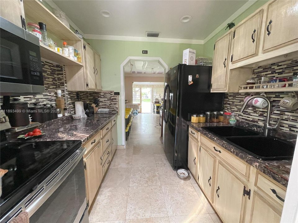 合同活跃: $420,000 (2 贝兹, 1 浴室, 1220 平方英尺)