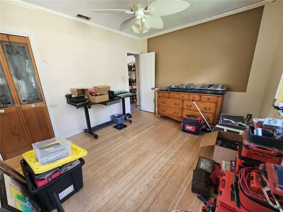 合同活跃: $420,000 (2 贝兹, 1 浴室, 1220 平方英尺)