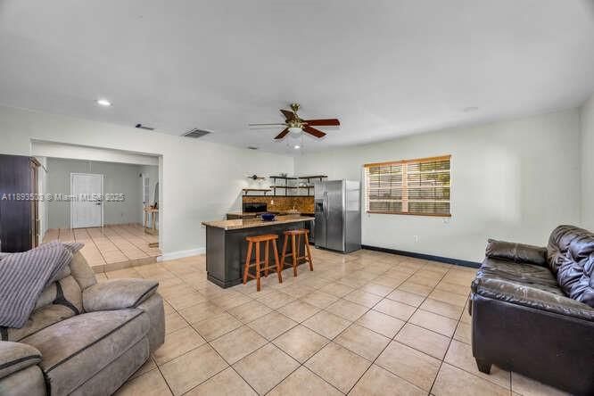 На продажу: $699,000 (3 спален, 2 ванн, 1565 Квадратных фут)