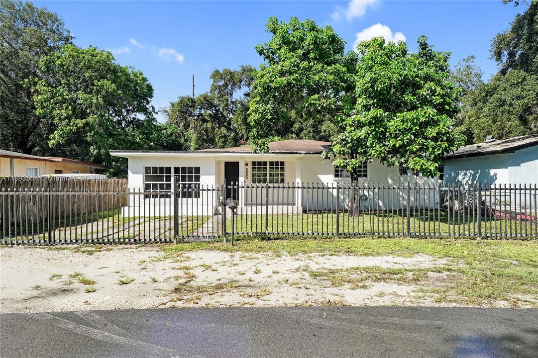 Active With Contract: $504,900 (3 beds, 2 baths, 1601 Square Feet)