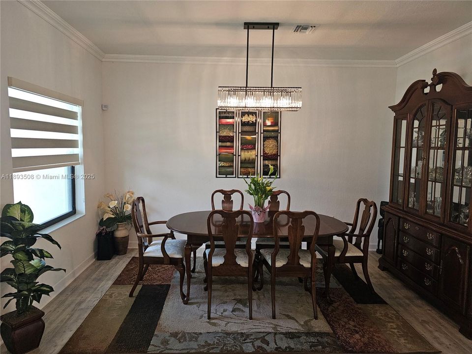 Под контрактом: $1,124,900 (4 спален, 3 ванн, 2688 Квадратных фут)