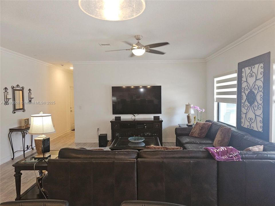 Под контрактом: $1,124,900 (4 спален, 3 ванн, 2688 Квадратных фут)