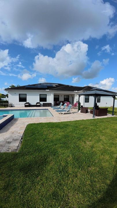 Под контрактом: $1,124,900 (4 спален, 3 ванн, 2688 Квадратных фут)