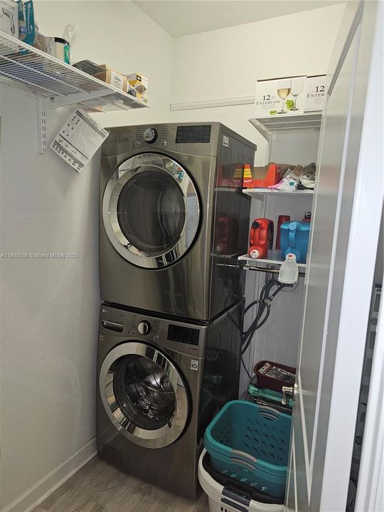 Под контрактом: $1,124,900 (4 спален, 3 ванн, 2688 Квадратных фут)