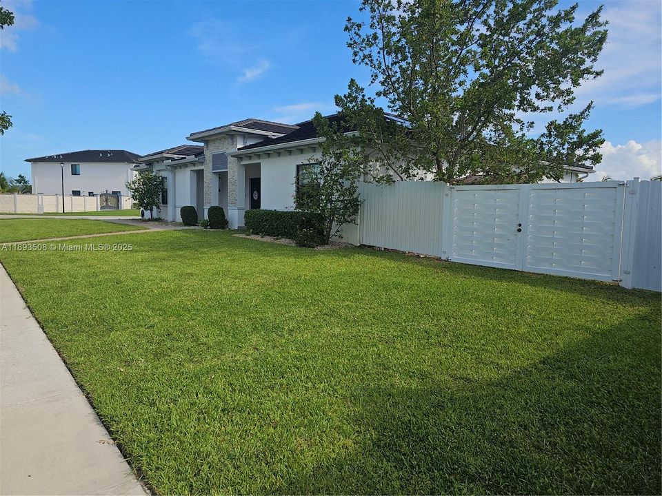 Под контрактом: $1,124,900 (4 спален, 3 ванн, 2688 Квадратных фут)