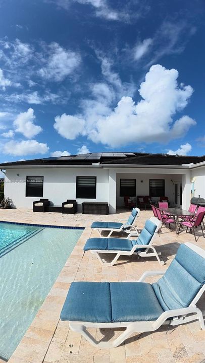 Под контрактом: $1,124,900 (4 спален, 3 ванн, 2688 Квадратных фут)