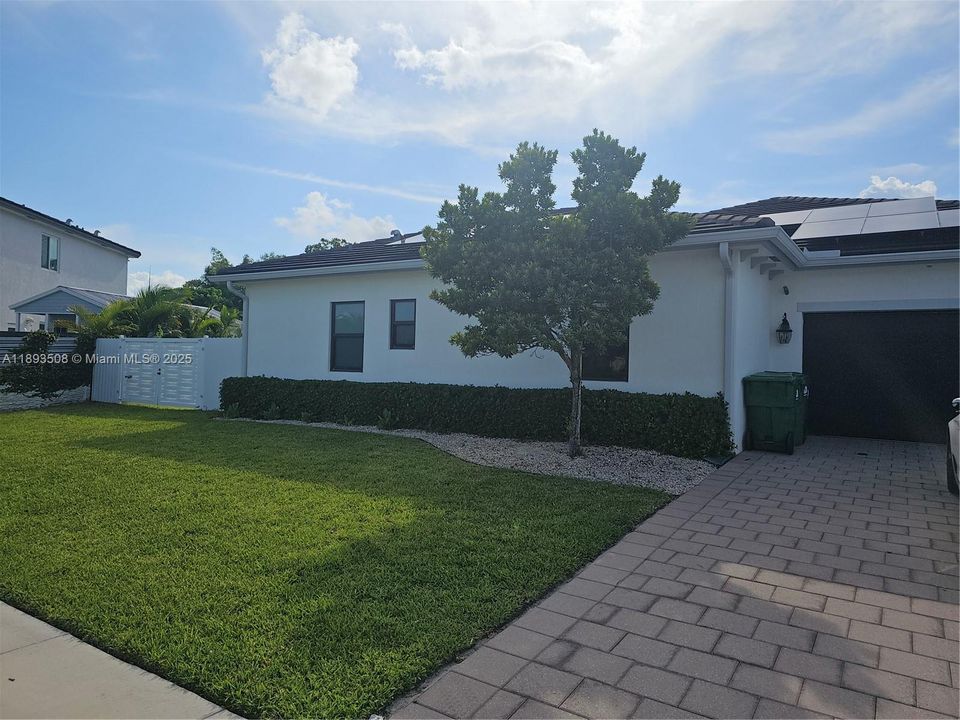 Под контрактом: $1,124,900 (4 спален, 3 ванн, 2688 Квадратных фут)