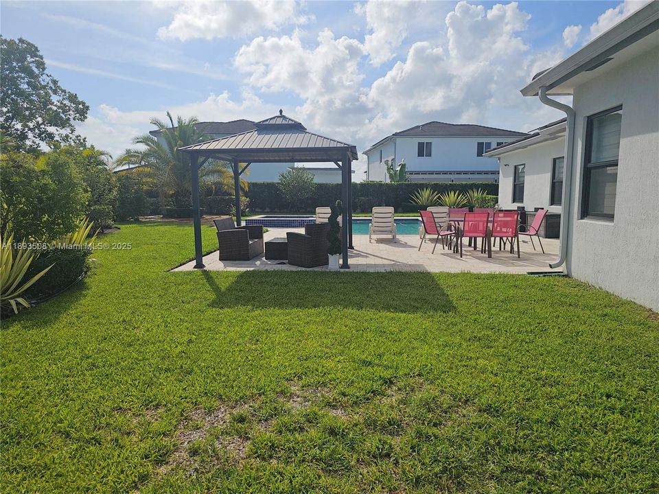 Под контрактом: $1,124,900 (4 спален, 3 ванн, 2688 Квадратных фут)