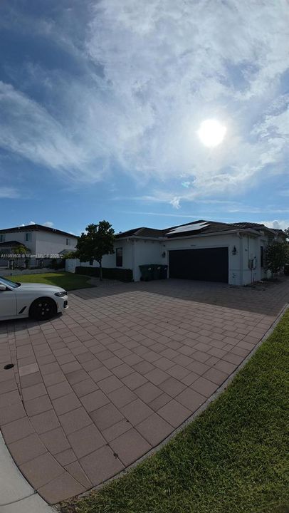 Под контрактом: $1,124,900 (4 спален, 3 ванн, 2688 Квадратных фут)