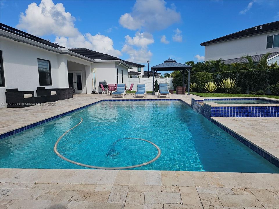 Под контрактом: $1,124,900 (4 спален, 3 ванн, 2688 Квадратных фут)