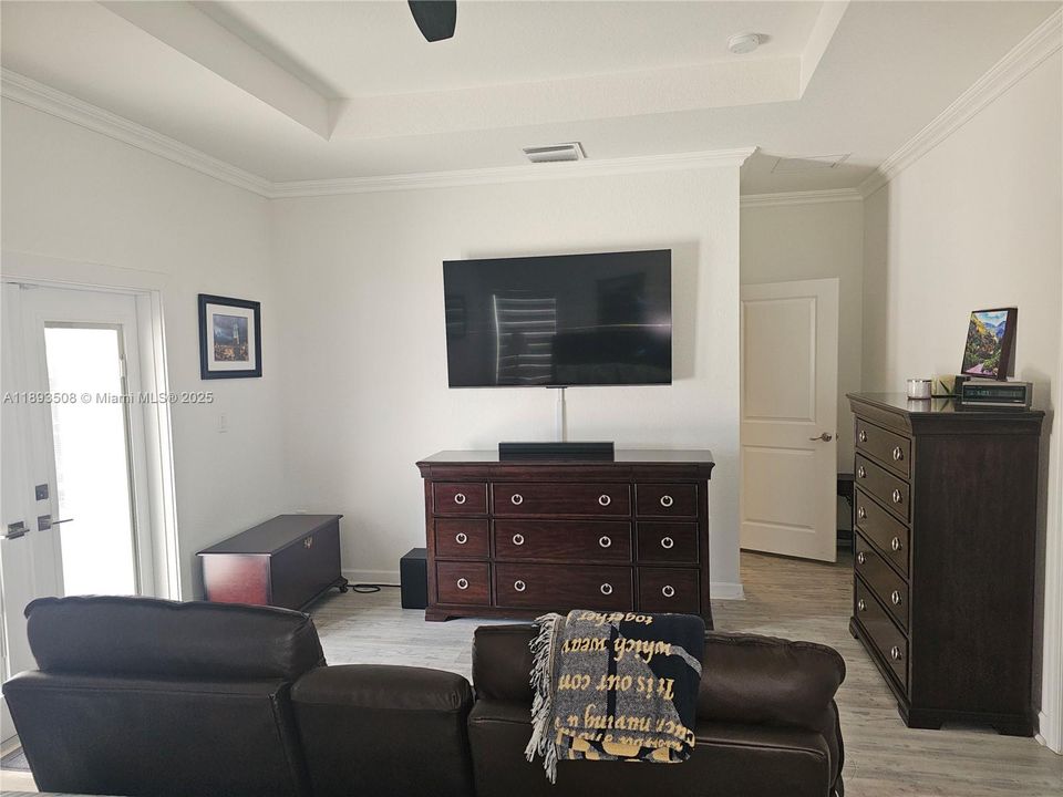 Под контрактом: $1,124,900 (4 спален, 3 ванн, 2688 Квадратных фут)