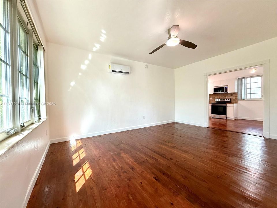 最近租的: $2,100 (1 贝兹, 1 浴室, 700 平方英尺)