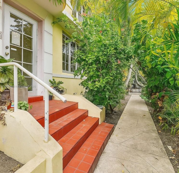 最近租的: $2,100 (1 贝兹, 1 浴室, 700 平方英尺)