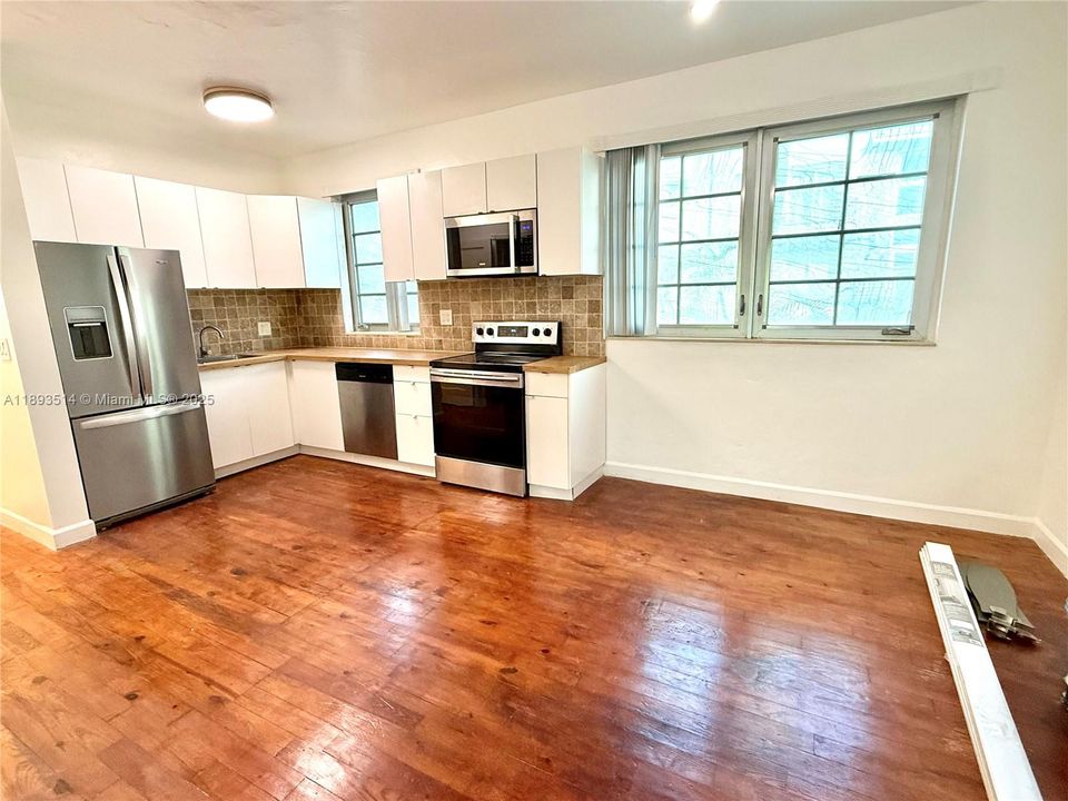 最近租的: $2,100 (1 贝兹, 1 浴室, 700 平方英尺)