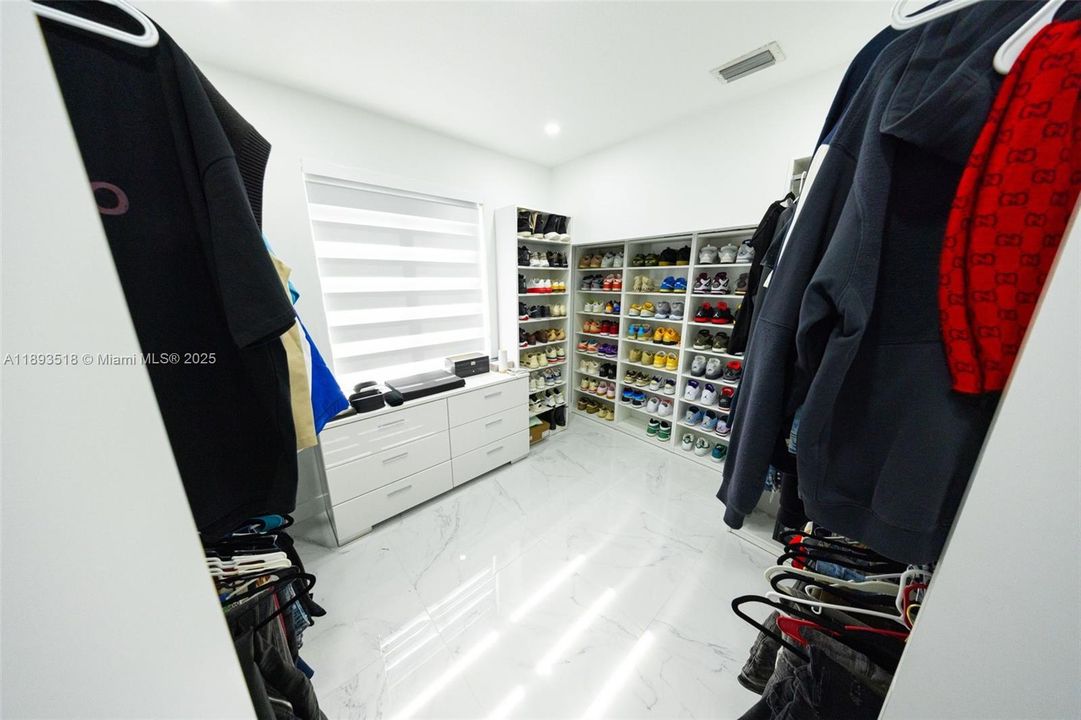 Activo con contrato: $730,000 (4 camas, 2 baños, 1967 Pies cuadrados)