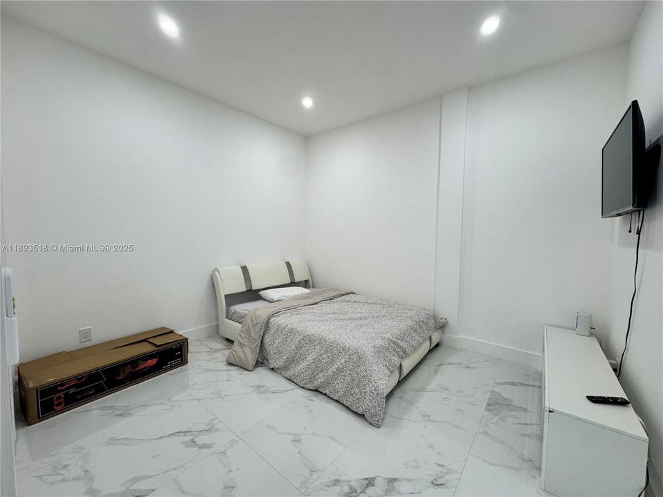 Activo con contrato: $730,000 (4 camas, 2 baños, 1967 Pies cuadrados)