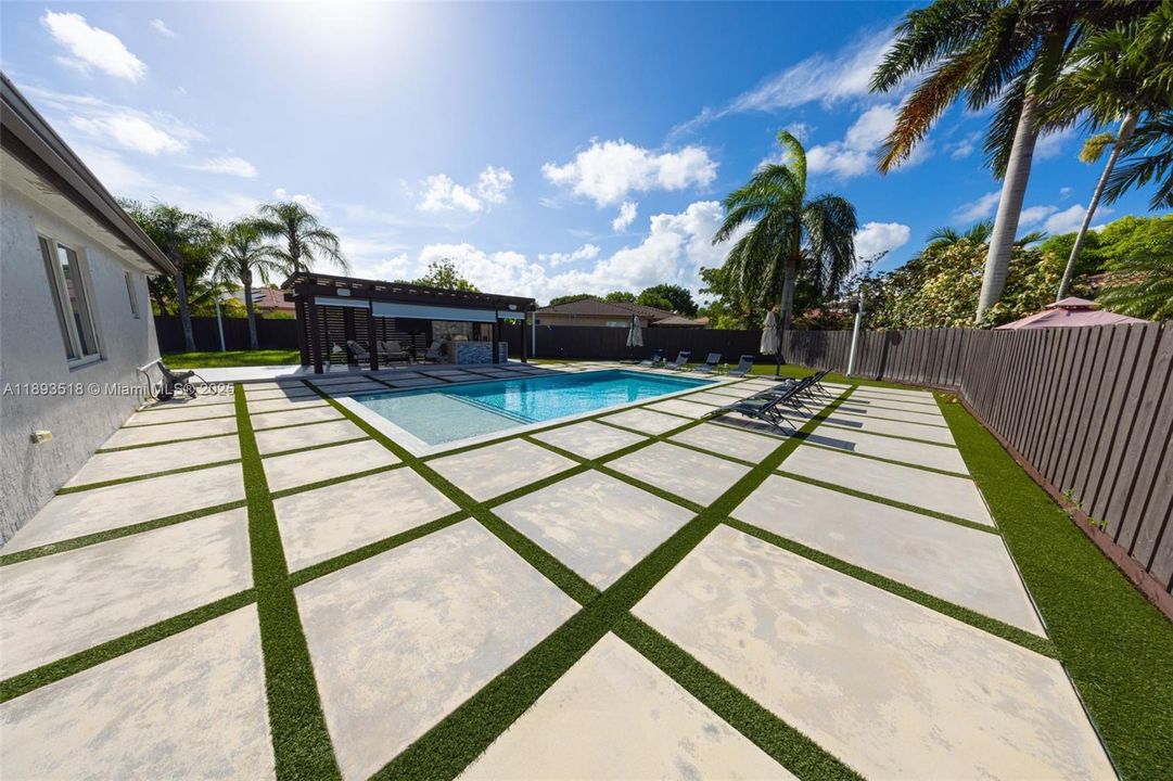 Activo con contrato: $730,000 (4 camas, 2 baños, 1967 Pies cuadrados)