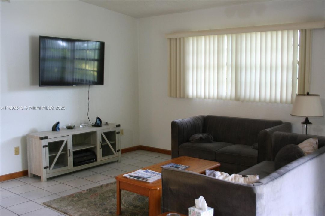 Recently Sold: $759,000 (3 beds, 2 baths, 1380 Square Feet)