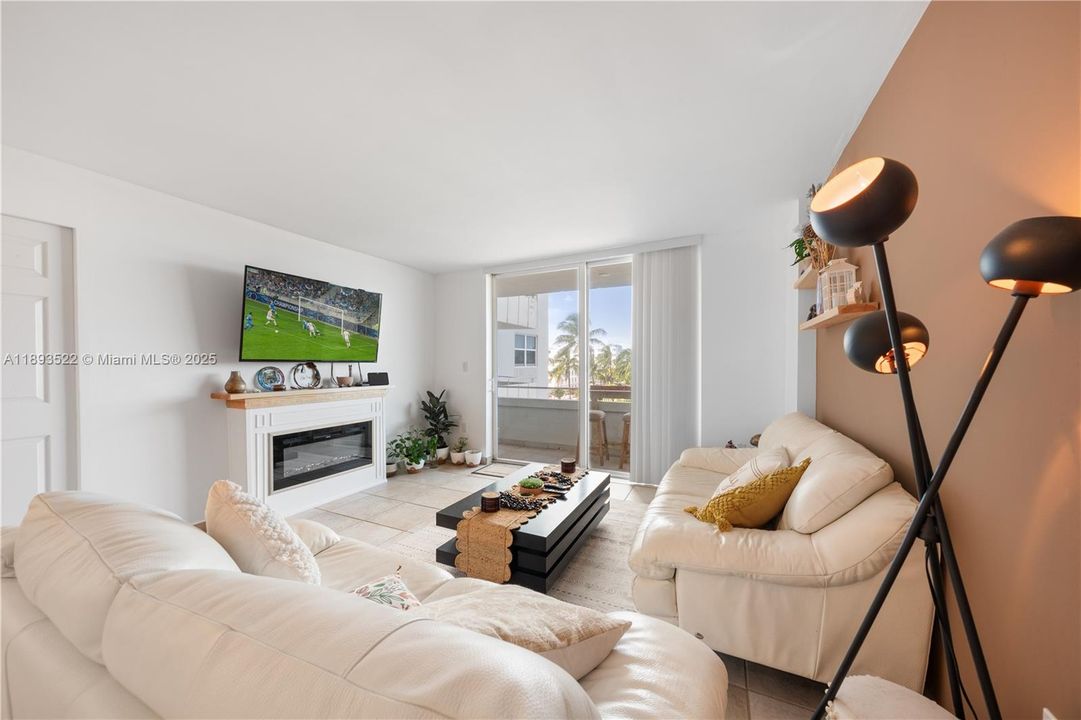 For Sale: $499,000 (1 beds, 1 baths, 654 Square Feet)